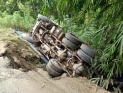 Truk Molen Terguling Akibat Jalan Ambles di Perbatasan Dukuh Lumpang-sambeng, Sopir Selamat