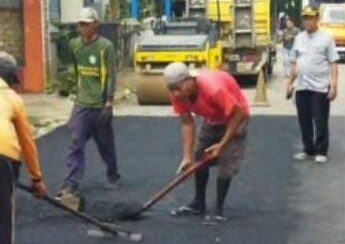 Petugas DPUPR Pemalang menggunakan alat berat road roller untuk melakukan patching aspal di ruas jalan Belik-Watukumpul Desa Kuta.