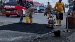 Respon Cepat Keluhan Warga, Unit Jalan Comal Perbaiki Titik Kerusakan di Jalan Lingkar