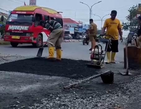 Respon Cepat Keluhan Warga, Unit Jalan Comal Perbaiki Titik Kerusakan di Jalan Lingkar
