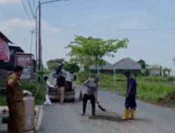 Perbaiki Akses Desa, Petugas UPJI VIII Turun ke Jalan Purwoharjo – Gintung
