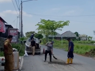 Perbaiki Akses Desa, Petugas UPJI VIII Turun ke Jalan Purwoharjo – Gintung