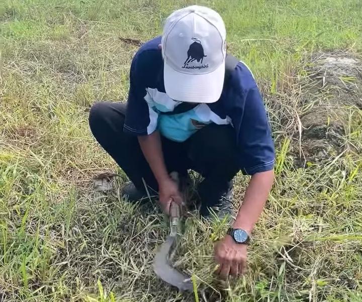 Tim DPUPR Pemalang melakukan aksi korve pembersihan drainase di Stadion Jatidiri.