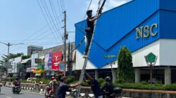 Tim Gabungan DPUPR dan Diskominfo Tata Ulang Jaringan Kabel di Timur Alun-alun