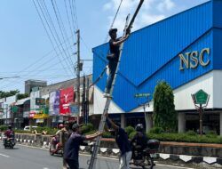 Tim Gabungan DPUPR dan Diskominfo Tata Ulang Jaringan Kabel di Timur Alun-alun