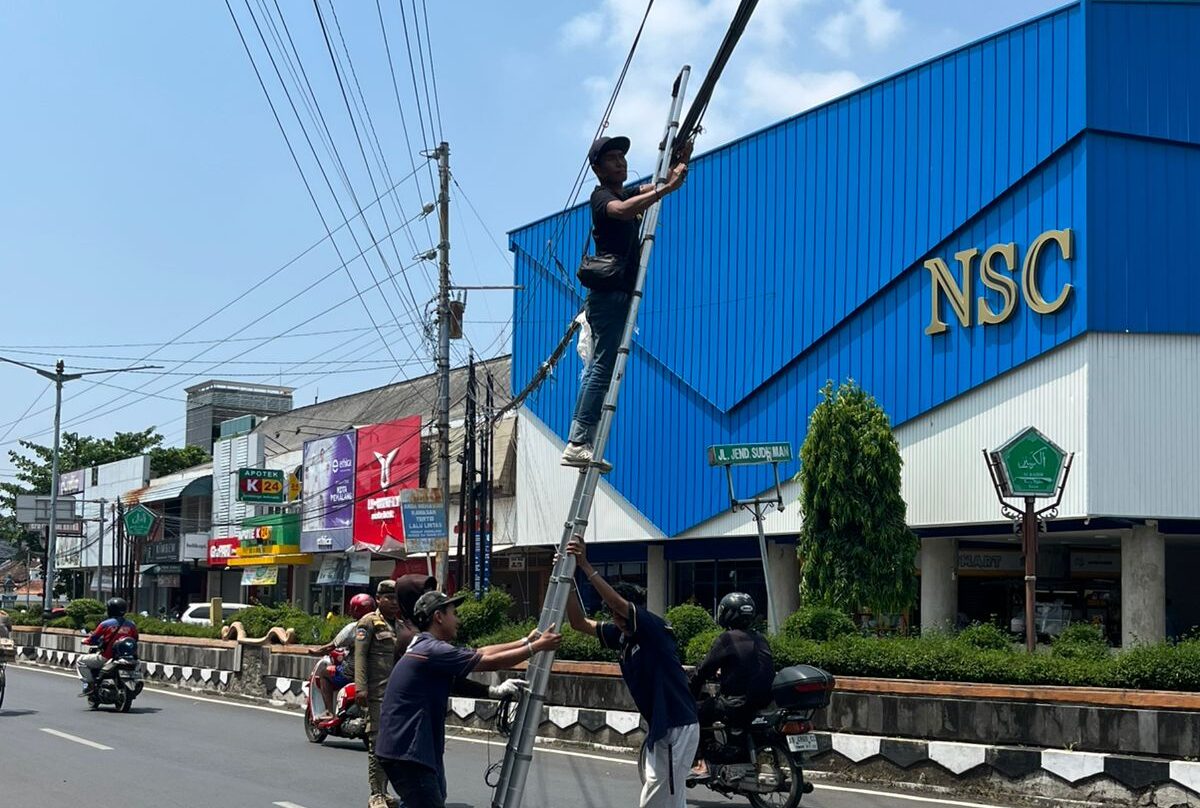 Tim Gabungan DPUPR dan Diskominfo Tata Ulang Jaringan Kabel di Timur Alun-alun