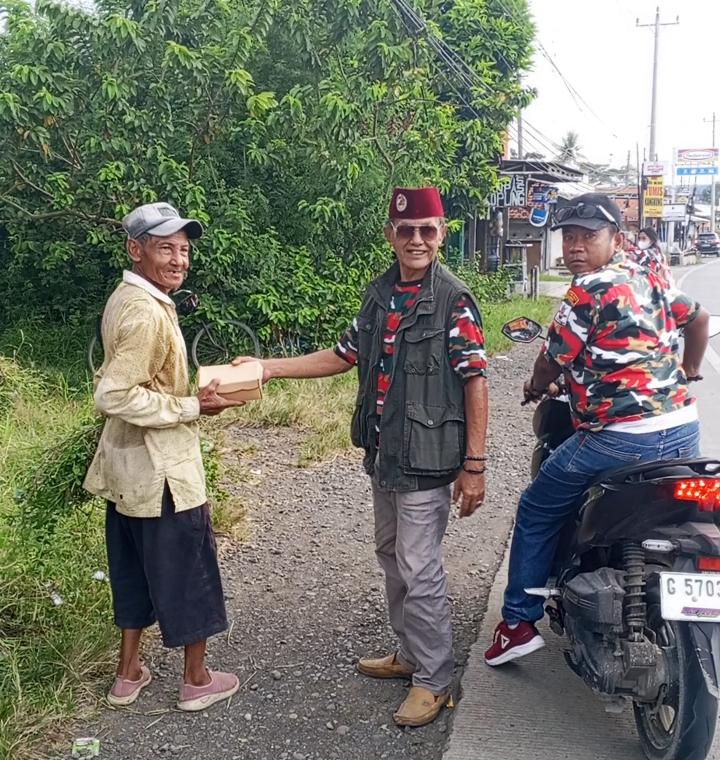 Aksi Nyata LMP MAC Ampelgading: Menyisir Gang Kecil demi Berbagi di Hari Jumat