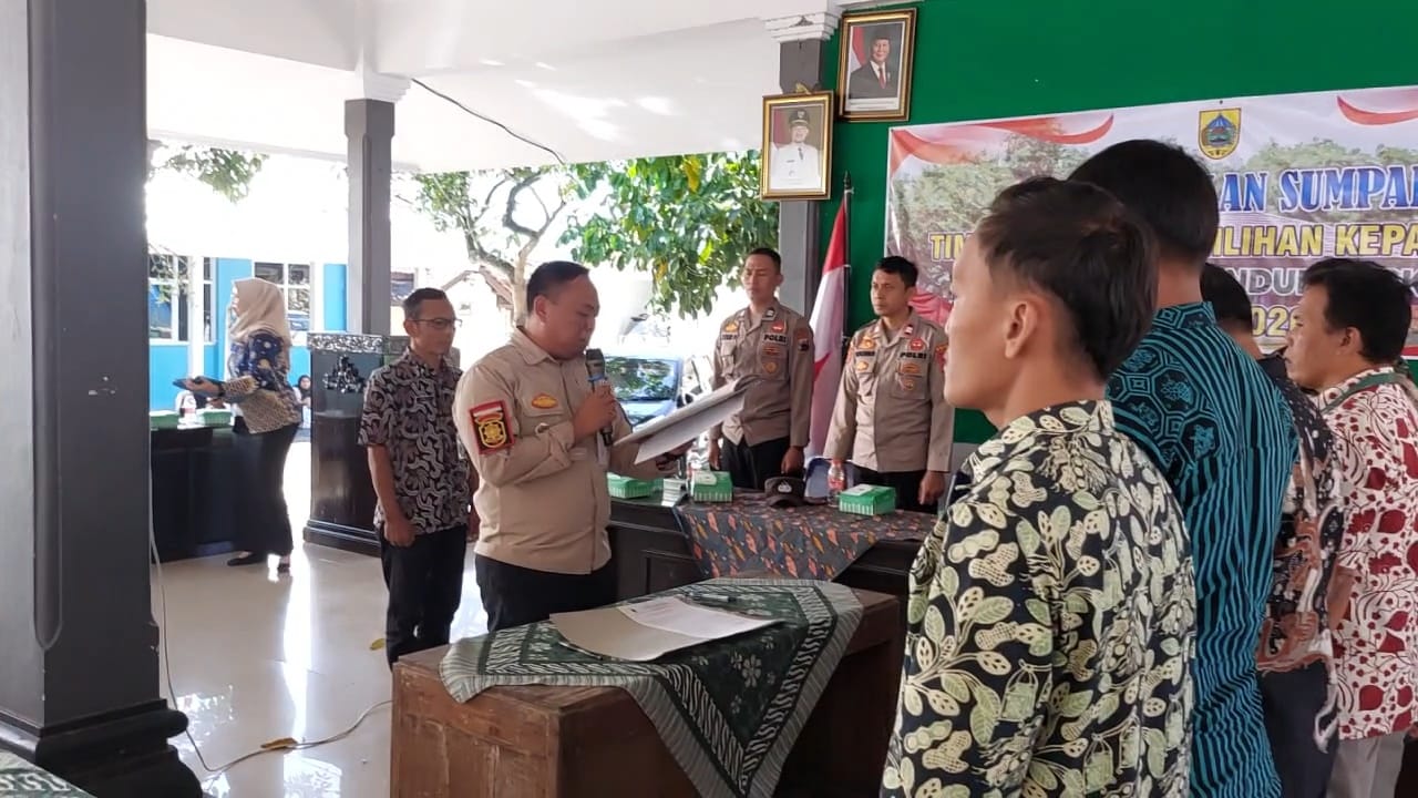 Camat Agus Mulyadi Lantik Tim Pengawas Pilkades Randudongkal Pemalang