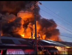 Pasar Belik Pemalang Terbakar, Pedagang Berupaya Selamatkan Barang Dagangan