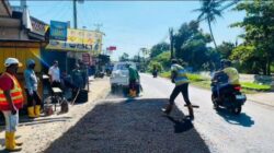 Percepat Pemeliharaan Infrastruktur, DPUPR Tambal Jalan Berlubang Ambokulon - Blendung