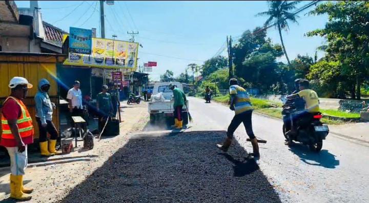 Percepat Pemeliharaan Infrastruktur, DPUPR Tambal Jalan Berlubang Ambokulon - Blendung
