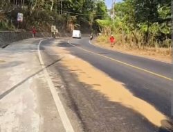 Tumpahan Solar di Jalan Raya Bandingan Sigaluh, Pengendara Diminta Waspada